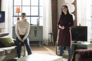 Kara (Melissa Benoist, l.); Lena Luthor (Katie McGrath, r.)