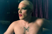 Joey ist Schiit – und queer. Durch sein Alter Ego „Sit Yanna“ drückt er sich künstlerisch aus.