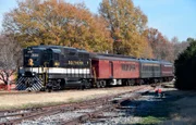 Diesellok mit Personenwagen im North Carolina Transportation Museum.