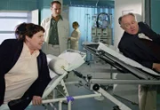 MDR Fernsehen IN ALLER FREUNDSCHAFT FOLGE 272, "Versprechungen", am Donnerstag (28.03.13) um 11:40 Uhr. Das zum sechsten Mal geschiedene Ehepaar Gerhard wird in die Sachsenklinik eingeliefert - beide mit einer Sprunggelenksfraktur. Karla Gerhard (Hildegard Alex, li.); Dr. Achim Kreutzer (Johannes Steck, mi.); Karl Gerhard (Carl-Heinz Choynski, re.)