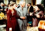Der frühere Verehrer von Caroline (Karen Grassle, l.), Dillon Hyde (Liam Sullivan, M.) , stellt sie seiner Frau Clementina (Mary Elizabeth Corrigan, r.) vor.