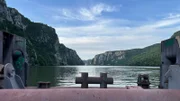 Der Schubverband passiert die Kazan-Schlucht (auch Eisernes Tor genannt) entlang der serbisch-rumänischen Grenze.