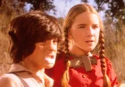 Während Albert (Matthew Laborteaux, l.) einen epileptischen Anfall simuliert, berichtet seine Schwester Laura (Melissa Gilbert, r.) von der brutalen Kraft der Werwölfe.