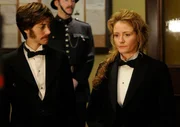 Kevin DENNIS (Victor / Grace), Helene JOY (Dr Julia Ogden)