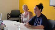 Seit Ela (re.) wieder arbeiten geht, ist es finanziell nicht mehr so knapp. Deshalb plant sie in diesem Sommer einen Urlaub mit ihrer Familie. Freundin Beate gefällt der Gedanke und sie möchte sich anschließen.