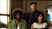 Das Leverage-Team bereitet sich auf den Auftrag vor. Gemeinsam wollen Alex Hardison (Aldis Hodge), Nate Ford (Timothy Hutton) und Sophie Devereaux (Gina Bellman) den Ruf eines Schulbusfahrers wiederherstellen, dem die Schuld an einem tödlichen Unfall in die Schuhe geschoben wurde.