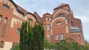 Rund 180 Frauen sitzen aktuell in Berlin im Gefängnis. Viele von ihnen sind Mütter. Die inhaftierte Nicole Neumann aus Wedding hat sogar sechs Kinder. Wie hält die Mutter Kontakt zu ihnen, wie geht es den Kindern mit einer Mutter in Haft? Warum ist Nicole Neumanns Leben aus den Fugen geraten – und wird sie einen Neustart schaffen? Diesen Fragen geht Autor Arndt Breitfeld in seiner Reportage nach. - Gefängnis in Berlin.