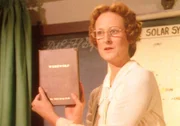 Miss Wilder (Lucy Lee Flippin) macht ihre Schüler auf ein brilliantes Buch aufmerksam, das über den Mythos der Werwölfe aufklärt.