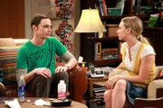 Jim Parsons (Sheldon Cooper), Kaley Cuoco (Penny).