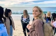 Die Tanzmariechen Liana (vorne) und Carina (hinten links) am Strand in LA.