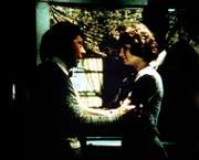 Ike Godsey (Joe Conley, l.) ist ratlos. Seine Frau Corabeth (Ronnie Claire Edwards, r.) ist seit einiger Zeit vollkommen verändert. Sie geht jeder Aussprache aus dem Weg.