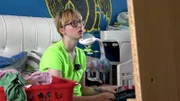 Jasmin (Foto) und Maik wollen den neuen Kleiderschrank aufbauen