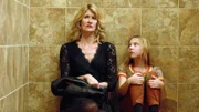 Jennifer (Laura Dern) und ihr 13-jähriges Ich Jenny (Isabelle Nélisse) sitzen auf dem Boden einer öffentlichen Toilette.