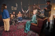 Die Geister trösten Svenni. Familie ist was wunderbares. (v.l.n.r.) Emma (Cristina do Rego), Urs (Jan van Weyde), Svenni (Sina Tkotsch), Friedrich (Alexander Khuon), Adelheid (Antje Widdra), Griet (Meltem Kaptan), Claudius (Max Giermann), Joachim (Sebastian Schwarz).