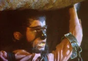 Als Werwolf verkleidet kann Albert (Matthew Laborteaux) sogar einen Felsbrocken problemlos heben. Leider verrät Carry, dass der Stein nur aus Pappmaschee ist.