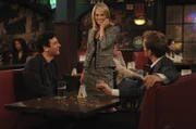 Barney (Neil Patrick Harris, r.) versucht Ted (Josh Radnor, l.) klar zumachen, dass er endlich von Tiffanys (Carrie Underwood, M.) Haken muss - bis er sie selbst gesehen hat ...
