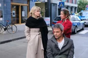 Benedikt (Jens Hajek) und Ute (Isabell Hertel, r.) müssen Patrizias (Miriam Lahnstein) Triumph ertragen.   +++ Die Verwendung des sendungsbezogenen Materials ist nur mit dem Hinweis und Verlinkung auf RTL+ gestattet. +++