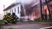 Feuerwehrleute versuchen, das Hauptgebäude eines beliebten Ausflugsrestaurants vor den Flammen zu retten.