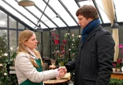 Unglücklich nehmen Sandra (Sarah Stork, l.) und Lukas (Wolfgang Cerny, r.) Abschied voneinander.