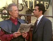 Tempus (David Carradine, l.) instruiert seinen Handlanger Rodriguez (Carlos Gomez, r.): Er soll die drei Schwestern töten.