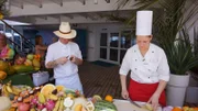 Küchenchef Christian Jüngling und Patisserie-Praktikantin Agnes bauen das Früchtebuffet auf Deck 8 auf. Agnes ist stolz darauf, ihre ersten Schnitzereien aufzustellen.