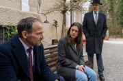 Maxi (Katharina Scheuba, M. mit Dirk Galuba, r.) ist betroffen über die Missstimmung zwischen ihrer Mutter und Markus (Timo Ben Schöfer, l.).
