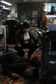 Der ehemalige Söldner Ted Fisher, der sich inzwischen eine unscheinbare Existenz mit einer Elektronikwerkstatt aufgebaut hat, ist umgebracht worden. Grace (Amanda Righetti, r.) und Teresa (Robin Tunney, M.) machen sich sofort auf und untersuchen den Tatort ...