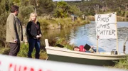 Mike Shepherd (Neill Rea, li.) und Kristin Sims (Fern Sutherland, Mitte) sind fassungslos: Wie konnte die Tote (Alex Ellis, re.) ihr Leben für die Enten opfern?