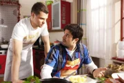 Nils (Martin Baden, li.) und Paco (Milos Vukovic) bereiten sich auf ihre kulinarische Präsentation in der Schule vor. Doch schnell geraten sie in der engen WG-Küche aneinander...