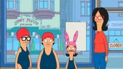 Während Linda (r.) im Fernsehen einen vorgeburtlichen Yoga-Kurs vorführt und das, obwohl sie seit neun Jahren nicht schwanger war, versuchen Louise (2.v.r.), Gene (2.v.l.) und Tina (l.) in der Schule Synchronschwimmen statt Gymnastik machen zu dürfen, da sie dann angeblich motivierter wären ...