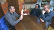 Ein spannender Moment für alle: wieviel Geld ist wohl zusammengekommen?  (Foto, v.li.n.re.: Otto Schulte, Samantha, Klaus und Nils)