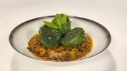 Spinatknödel auf Linsenragout.
