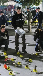 Die CSI-Ermittler Greg Sanders (Eric Szmanda, l.) und Nick Stokes (George Eads, M.) machen sich nach dem Achterbahnunglück an die Spurensicherung. War es Sabotage?