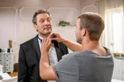 Christoph (Dieter Bach, l.) kann vor Tim (Florian Frowein, r.) seine Vorfreude, den Abend mit Selina zu verbringen, nicht verbergen.
