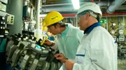Jo Hiller in der Ramipril-Wirkstoffproduktion Frankfurt Höchst mit Thorsten Naumann, Forschung und Entwicklung Euroapi.