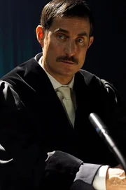 Clemens Schick spielt den Ankläger.