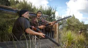 Tamati Taylor (Mark Ruka, links) und Walter Elliott (Calvin Tuteao, rechts) sind auf Entenjagd.
