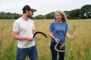 Wie vor Tausenden von Jahren: Owen und Becky ernten den schwarzen Hafer mit Sicheln.