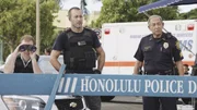 Aus der Ferne beobachten Steve McGarrett (Alex O'Loughlin, l.) und Danny Williams (Scott Caan, r.) das Geschehen rund um einen suicidgef&auml;hrdeten M&ouml;rder ...