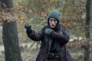 Auch Tina (Sian Clifford) stellt sich den Verfolgern in der Wildnis entgegen. Da sie den Wald so gut kennt, wie keine Andere, hat sie einige böse Überraschungen für die Verfolger vorbereitet.
