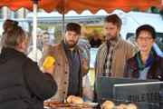 Jacob (Nils Dörgeloh, M.) wird von Christian (Christian Ulmen, l.) und Co. bei ihrem Männerabend zum Koksen gezwungen. Der Abend endet im Chaos und die Jerk-Freundinnen bekommen Wind von der Sache. Als Strafe darf Christian Fahri sechs Wochen lang nicht sehen ...