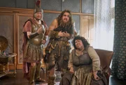 Die Geister heißen Ralf willkommen. (v.l.n.r.) Claudius (Max Giermann), Urs (Jan van Weyde), Griet (Meltem Kaptan).