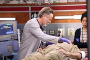 l-r: Steven Weber als Dr. Dean Archer, Lynette Li als Nurse Nancy