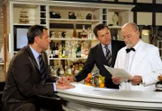 ARD ROTE ROSEN FOLGE 1163, am Mittwoch (07.12.11) um 14:10 Uhr im ERSTEN. Alfred (Rolf Nagel. r. mit Hermann Toelcke, M.) erfährt durch Torben (Joachim Kretzer, l.), dass sich ein Rechtsstreit jahrelang hinziehen kann.