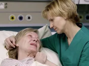 MDR Fernsehen IN ALLER FREUNDSCHAFT FOLGE 271, "Nur zu zweit", am Mittwoch (27.03.13) um 10:40 Uhr. Kathrin Globisch (Andrea Kathrin Loewig, re.) schafft es ihre Mutter Eva (Heidemarie Wenzel, li.) von einr Therapie zu überzeugen und verspricht ihr volle Unterstützung.
