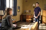 Paige (Mckenna Grace, l.)Sheldon Cooper (Iain Armitage, r.)