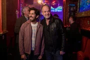 Oskar Schütz (Marek Erhardt, r.) und Luiz Vieira dos Santos (Thiago Braga de Oliveira, l.) kommen undercover in die queere Szene Bar "Smalltown Boys", um sich unter den Gästen umzuhören.
