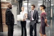 Brennan (Emily Deschanel, 2.v.li.), Sweets (John Francis Daley, 2.v.re.) und Cam (Tamara Taylor) werden von Mr. White (Richard T. Jones) und seiner geheimnisvollen Regierungstruppe im Institut festgehalten und beauftragt, die Todesursache einer streng geheimen, nicht identifizierten Leiche festzustellen