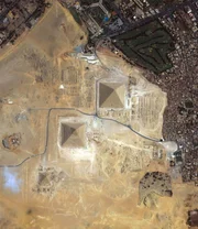 Satellitenansicht der Pyramiden von Gizeh, Ägypten.