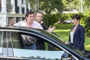Als sich herausstellt, dass jede Spur von der Frau des ermordeten Chief Warrant Officer William Reed fehlt, versuchen Lasalle (Lucas Black, M.) und Brody (Zoe McLellan, r.) bei deren Bruder Oliver Huntington (Gabriel Olds, l.) etwas herauszufinden ...